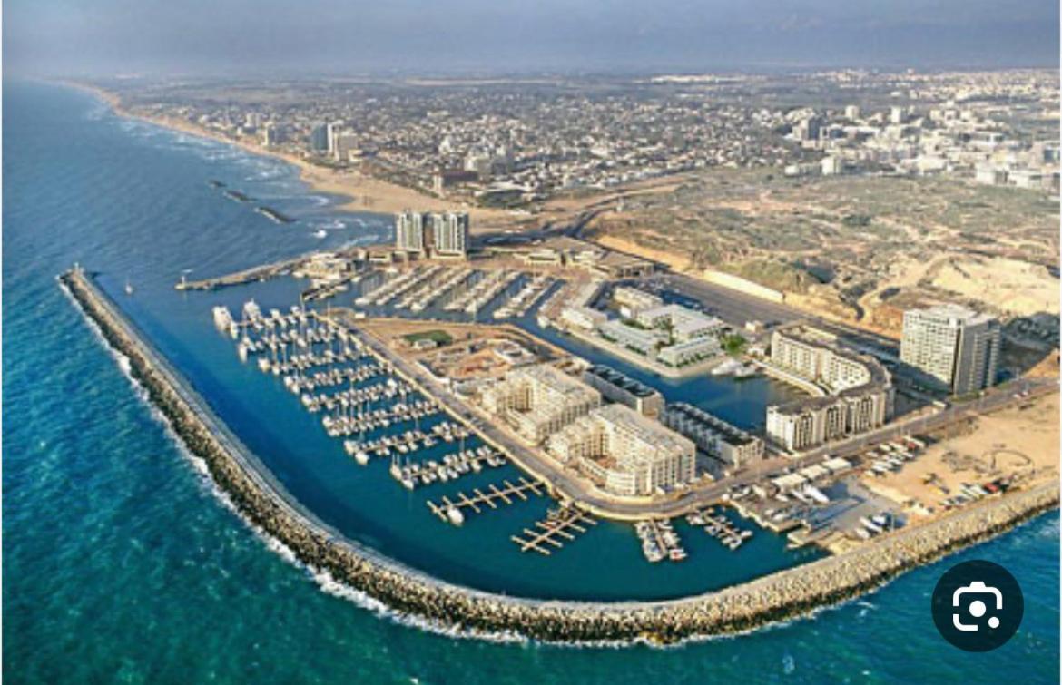 Charming With Sea View At Marina Village Herzelia